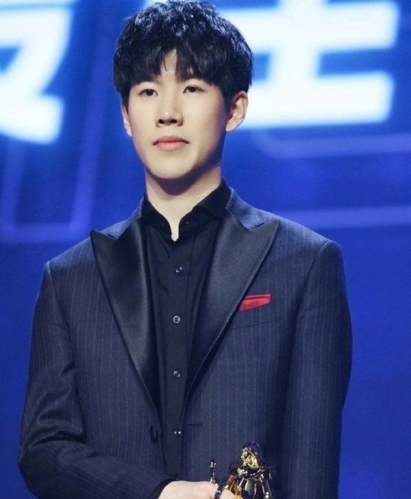 LPL夏季赛W1D6：Tangyuan被按替补席，新人Xzz挑战Knight